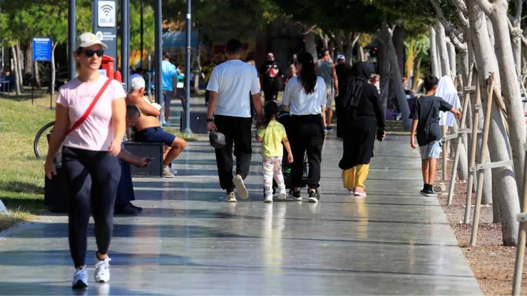 Türkiye Üşürken Antalya Güneşleniyor: Hava 26, Deniz 25 Derece! 6